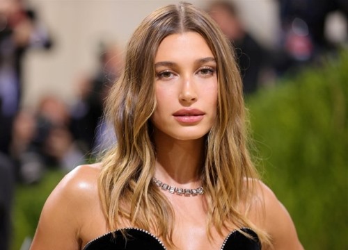 Hailey Bieber bị kiện