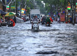 Mưa to nhiều đường ở TP.HCM ngập bánh xe, người chạy xe tay ga chết máy hàng loạt