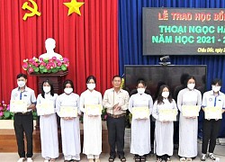 Hội Khuyến học TP. Châu Đốc trao học bổng Thoại Ngọc Hầu năm học 2021-2022