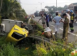 Tai nạn tại Tiền Giang: Xe tải nổ vỏ tông sập taluy, lật ngang xuống rạch ven QL1