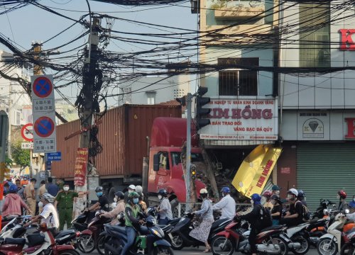 TP.HCM: Xe container húc văng xe máy, lao vào tiệm vàng trên đường Phạm Văn Hai