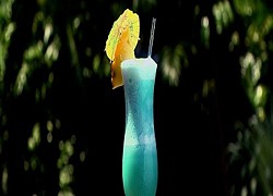 Tự pha cho mình một ly cocktail Blue Hawaii sôi động mùa hè