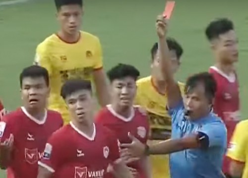 Bị đuổi khỏi sân, 'sao' U23 Việt Nam phản ứng bất ngờ