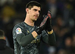 Courtois khoe hình xăm khiến fan Liverpool đau đớn