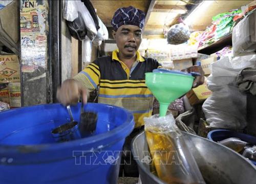 Giảm thiểu tác động của lạm phát, Indonesia bán 60 triệu lít dầu ăn với giá ưu đãi cho người dân