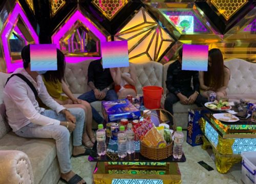 Nữ tiếp viên thoát y "hát với khách" trong phòng karaoke