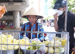 Ổi luộc chấm mắm ruốc, món 'gây nghiện' của xe trái cây dạo bán hơn 30 năm