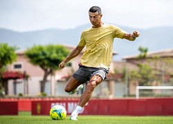 Ronaldo tập 'mướt mồ hôi' dù đang đi nghỉ mát