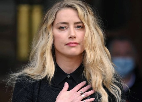 Tòa án gửi giấy riêng yêu cầu Amber Heard trả tiên bồi thường cho Johnny Depp