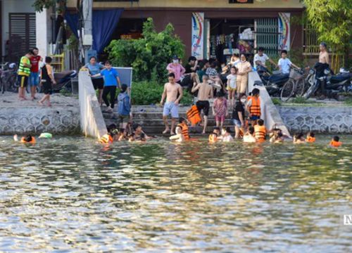 Trẻ nhỏ thích thú bơi lội tại ao làng ngoại thành Hà Nội