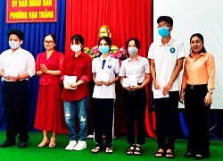 UBMTTQ Việt Nam phường Vạn Thắng: Trao 12 suất học bổng, quà cho học sinh, sinh viên nghèo vượt khó