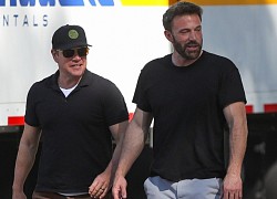 Ben Affleck diện đồ khỏe khoắn, hội ngộ bạn thân Matt Damon trên phim trường