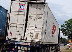 Hà Tĩnh: Xe khách đâm đuôi xe container, tài xế mắc kẹt trong cabin