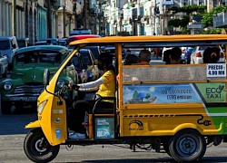 Tài xế taxi Cuba chuyển sang xe ba bánh điện do ô tô đời cổ ngốn xăng