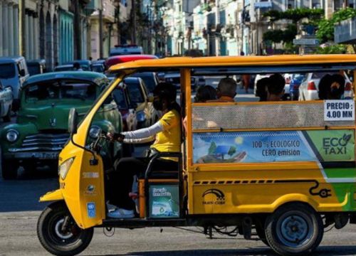 Tài xế taxi Cuba chuyển sang xe ba bánh điện do ô tô đời cổ ngốn xăng