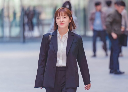 Tái xuất phim mới, Kim Sejeong khiến người xem nhớ ngay đến Shin Hari của 'Hẹn hò chốn công sở'