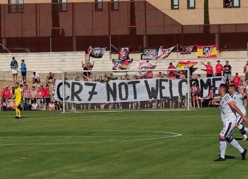 CĐV Atletico giương băng rôn phản đối Ronaldo