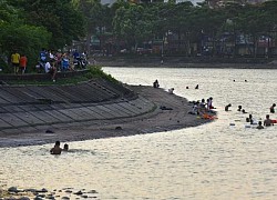 Hà Nội nắng nóng 37 độ C, người lớn, trẻ em biến hồ Linh Đàm thành bãi tắm để giải nhiệt