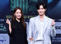 Họp báo 'Big Mouth': Lee Jong Suk hào hứng được làm chồng Yoona, sợ khán giả thất vọng vì hoá học của cặp đôi mới cưới