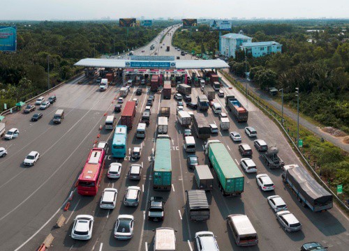 Kinh hoàng dòng xe kéo dài hàng chục km trên cao tốc TP.HCM-Long Thành