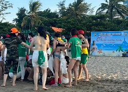 Nhóm nữ du khách cởi áo ngực chơi team building ở bãi biển: Làm bản tường trình, xin lỗi