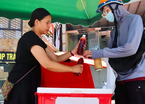 "Ở đây tặng nước lạnh miễn phí" - Khi người lao động nghèo ở Hà Nội được giải nhiệt bằng tình người