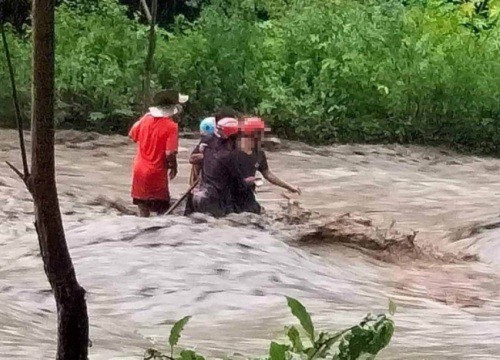 4 người ở Cao Bằng đi xúc cát bị lũ cuốn mất tích