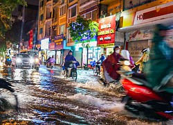 Hà Nội: Cơn mưa lớn kéo dài, nhiều tuyến phố ngập úng, người dân phải dùng xô tát nước ra khỏi nhà