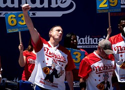 Joey Chestnut lần thứ 15 vô địch cuộc thi ăn hot dog tại Mỹ