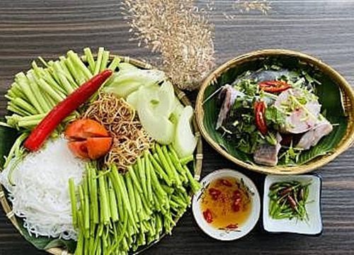 Thưởng thức đặc sản lẩu rau rừng cá lăng