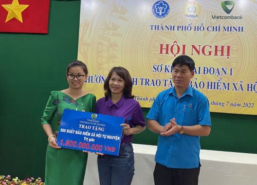 TP Hồ Chí Minh: Trao 500 sổ BHXH tự nguyện cho người lao động có hoàn cảnh khó khăn