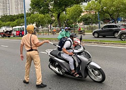 TP.HCM: Chạy xe máy vào làn ô tô, tài xế quay đầu 'né' chốt CSGT