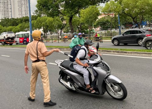 TP.HCM: Chạy xe máy vào làn ô tô, tài xế quay đầu 'né' chốt CSGT