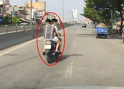 'Trẻ trâu' đầu trần, lái xe máy lạng lách 'cà khịa' ô tô trên phố