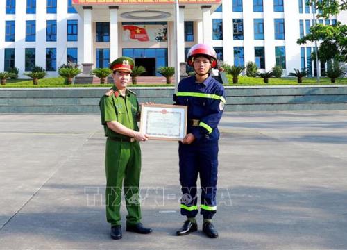 Tuyên Quang: Khen thưởng chiến sỹ giải cứu hơn 100 học sinh trong đêm mưa lũ