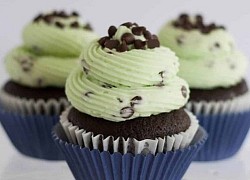 Cách làm bánh cupcake socola phủ kem mềm ngon không cần lò nướng