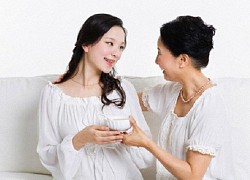 Nửa đêm xuống bếp tìm đồ ăn, tôi sững sờ thấy mẹ chồng lúi húi trong nhà tắm