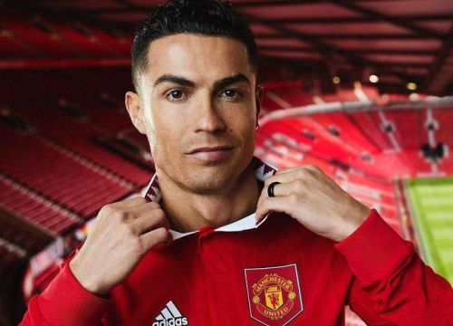 Ronaldo quảng bá áo đấu mới MU giữa tin đồn sang Chelsea