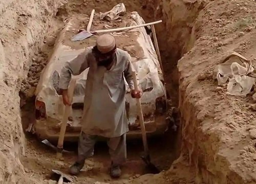 Taliban khai quật xe của thủ lĩnh sáng lập