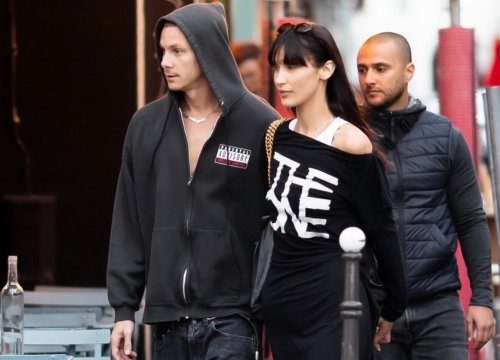 Bella Hadid diện mạo khác lạ, tình cảm nắm tay bạn trai đi mua sắm