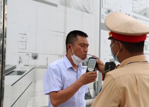 Bi hài Cảnh sát giao thông vừa xử lý nồng độ cồn, vừa... hàn gắn hôn nhân cho người vi phạm