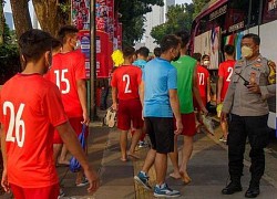 Cảnh sát Indonesia hộ tống U19 Việt Nam đến sân tập