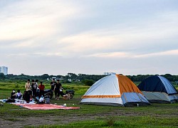 Cắm trại trên bãi sình lầy ven sông Hồng sau mưa chiều cuối tuần