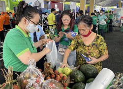 Công nhân TP Hồ Chí Minh hào hứng tham gia 'Chợ phiên không tiền mặt'