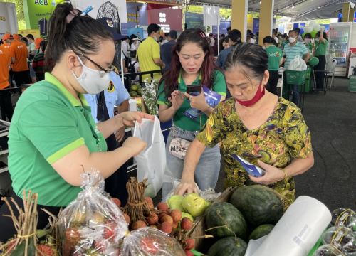 Công nhân TP Hồ Chí Minh hào hứng tham gia 'Chợ phiên không tiền mặt'