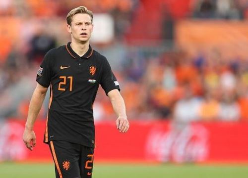 Frenkie De Jong nổi giận với Barcelona