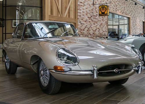 Jaguar E-Type cổ hồi sinh sau 2.500 giờ thực hiện