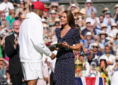 Kyrgios đòi đuổi CĐV, chất vấn trọng tài và "đá xoáy" nhà báo ở Wimbledon