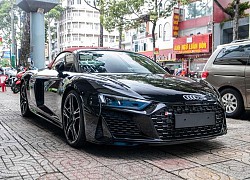 Cận cảnh Audi R8 V10 Spyder đời 2022 vừa cập bến Việt Nam