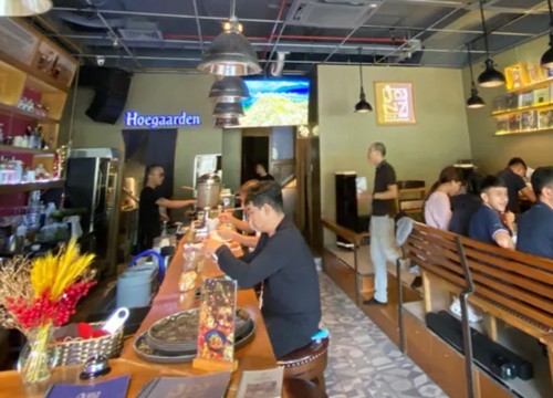 Quán ở TP.HCM trưa bán cơm văn phòng, tối mở pub